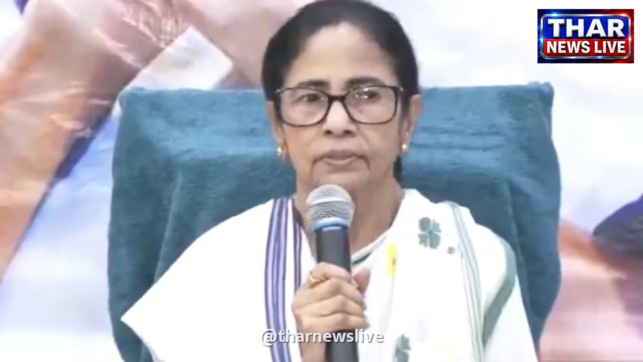 चुनाव आयोग के फैसले पर भड़कीं ममता बनर्जी, इसे बताया लोकतंत्र का काला दिन